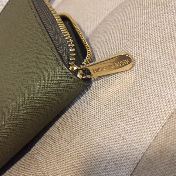 ❌❌SOLD❌❌Beautiful Olive Green MichaelKors Wristlet - Picture 6 of 6